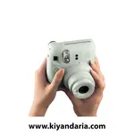 دوربین عکاسی Fujifilm Mini 12 Instant Camera Starter Bundle نمای در دست
