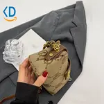 کیف زنانه کراس بادی کوچک طرح سوزن دوزی حرف Q بند زنجیری
نمای بالا 