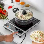 اجاق برقی رو میزی Geepas مدل GIC6101N در حال پخت